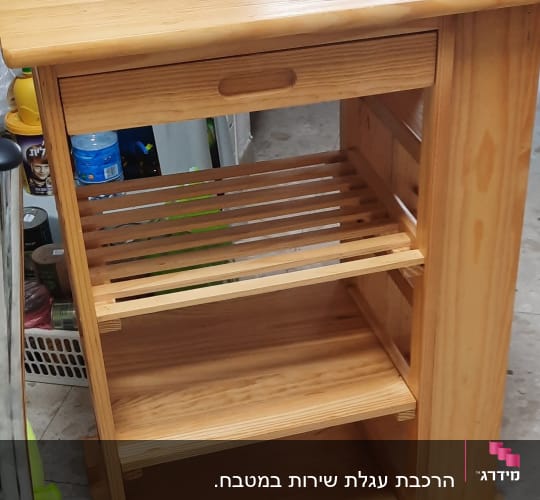 ארון עץ עם מדפים ומגירה עליונה